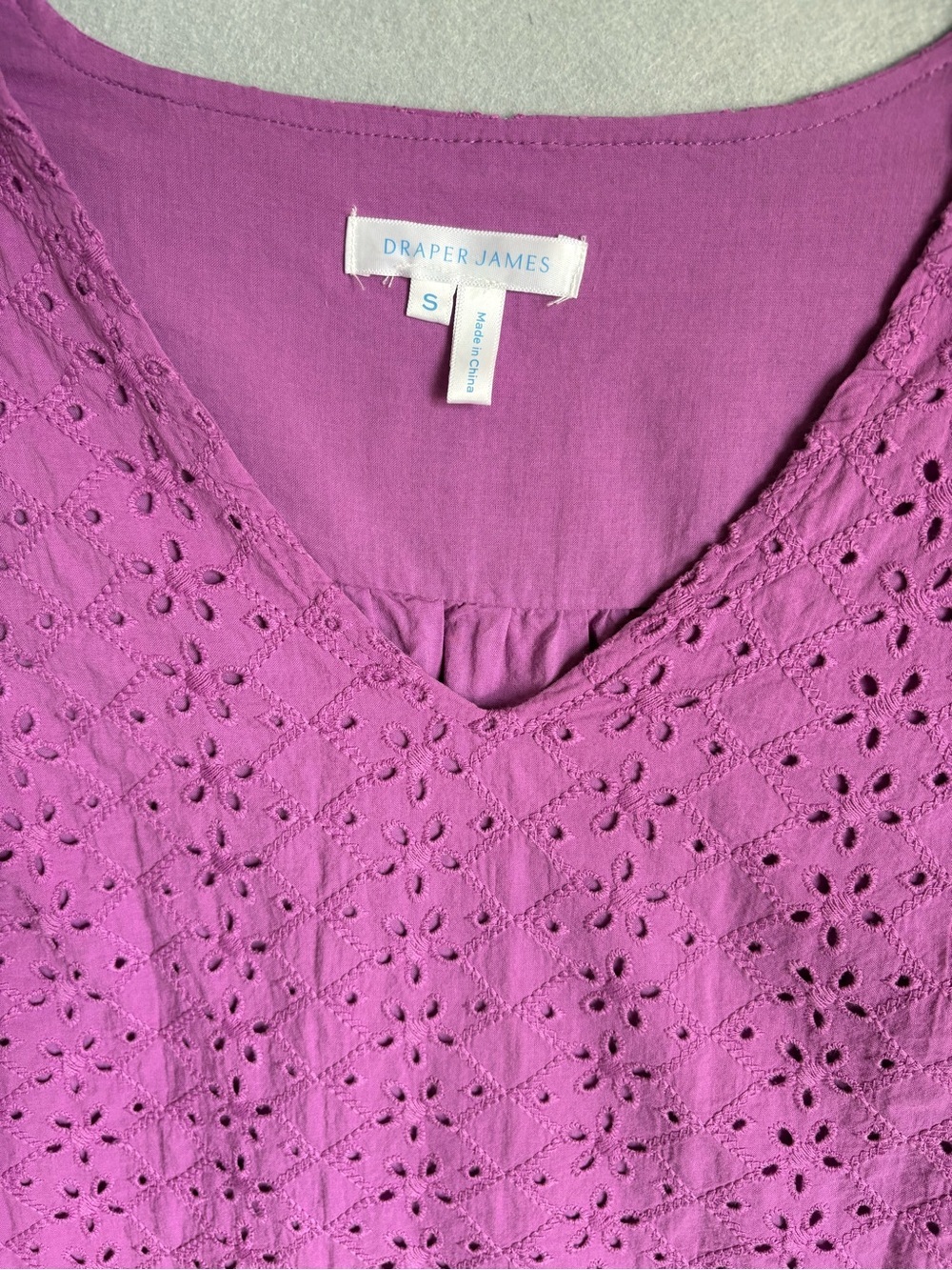 Draper James Violet Eyelet V-Neck Puff Short Sleeve Top 100% cotton sz S - Picture 3 of 8